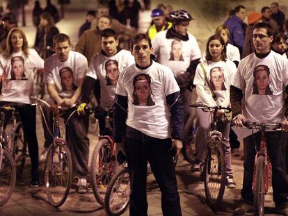 Aficionados a la bici se juntaron ayer en la plaza de la Almoina de Valencia, para homenajear a Jennifer Cáceres Castelló, la última ciclista víctima en la ciudad de los vehículos a motor.