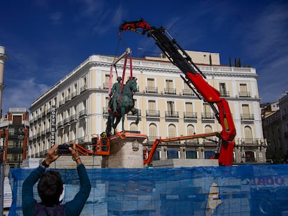 Varios operarios del Ayuntamiento preparan el traslado de la estatua de Carlos III para ser custodiada hasta nueva ubicación en las próximas semanas.