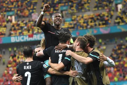 Alaba, líder de Austria, festeja el segundo gol de su equipo ante Macedonia del Norte.