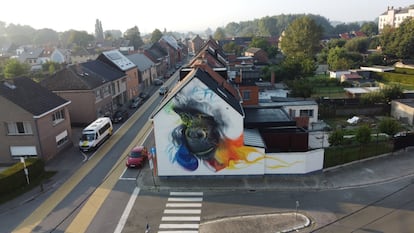 La localidad belga de Dendermonde cuenta desde el año pasado con esta obra de <a href="https://smok.be/" target="_blank">Smok</a>, cuyo trabajo se caracteriza por retratar animales. Según ha contado el artista a la plataforma de arte urbano, espera sacar una sonrisa a la gente que contemple este colorido mural, y que sirva como un guardián en una intersección que es muy concurrida.