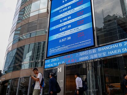 Una pantalla muestra la evolución del principal índice de la Bolsa china, en Hong Kong, el pasado 18 de agosto.