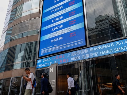 A screen shows the evolution of the main index of the Chinese stock market, in Hong Kong, on August 18.