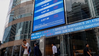 Una pantalla muestra la evolución del principal índice de la Bolsa china, en Hong Kong.