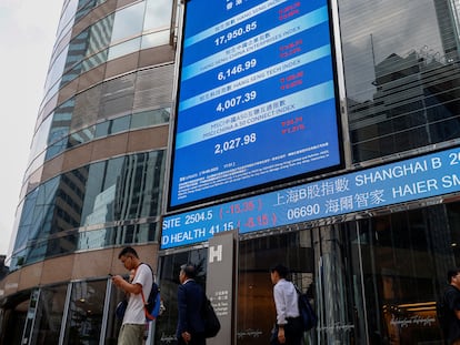 Una pantalla muestra la evolución del principal índice de la Bolsa china, en Hong Kong, el pasado 18 de agosto.