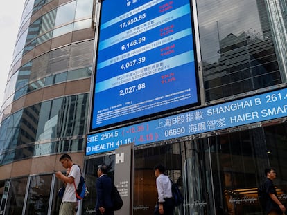 Una pantalla muestra la evolución del principal índice de la Bolsa china, en Hong Kong.