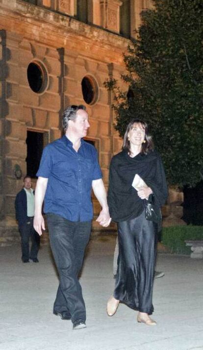 El primer ministro británico, junto con su mujer, Samantha, paseando por la Alhambra.