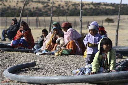 Ind&iacute;genas mexicanos afectados por la sequ&iacute;a esperan la llegada de alimentos en la comunidad de Carichi (Chihuahua).