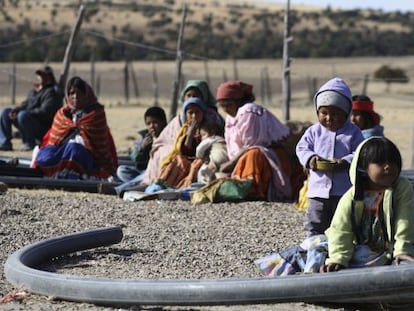 Ind&iacute;genas mexicanos afectados por la sequ&iacute;a esperan la llegada de alimentos en la comunidad de Carichi (Chihuahua).