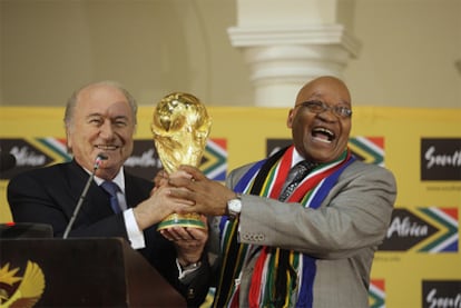 Blatter y Zuma sostienen el trofeo del campeón en la bienvenida al Mundial de Sudáfrica