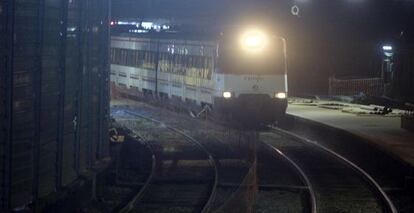 Un regional exprés entrando en la estación de Sants.