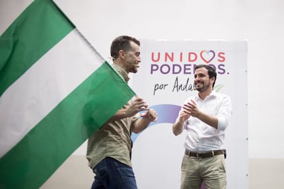 Antonio Maíllo porta una bandera de Andalucía en presencia de Alberto Garzón, al que sucederá ahora como coordinador general de IU.