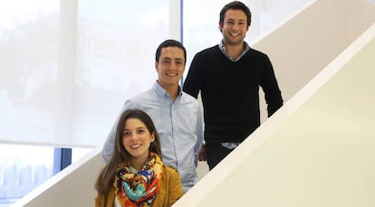 De izquierda a derecha, Mariana Molinares (Colombia), Eitan Fried (Chile) y Raymundo Garza (México), en el Instituto de Empresa, en Madrid.