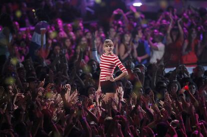 Taylor Swift, durante su actuación en la gala. La artista cantó 'We are Never Getting Back Together'.