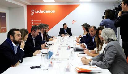 El presidente de la comisión gestora de Ciudadanos, Manuel García Bofill preside la reunión de la dirección provisional celebrada el martes en su sede. 