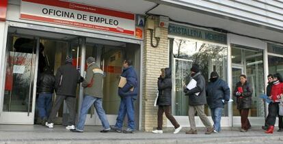 Gente haciendo cola para entrar en una oficina de empleo.