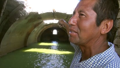El pescador Miguel Olivera transporta a turistas al interior del antiguo templo dominico que por la sequía resurgió de las aguas en la presa Benito Juárez, situada en el municipio de Jalapa del Marqués, en el estado mexicano de Oaxaca.