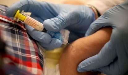Vacunación de un niño contra la gripe.