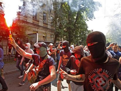 Contramanifestación de ultraderecha contra la celebración del Orgullo Gay en Kiev (Ucrania) ayer, domingo.