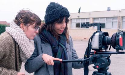 Marla Lallana i Ivet Castelo, en el rodatge de 'Ojos negros'.