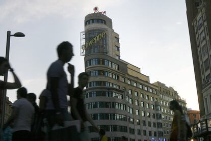 "Mire cómo vuelo padre, como los ángeles". Esto gritaba Santiago Segura mientras colgaba del luminoso Schweppes, en el edificio Capitol de Madrid, durante una intensa secuencia de <i>El día de la Bestia</i> (1995). El edificio Carrión, icono de la centenaria Gran Vía madrileña, fue proyectado por Luis Martínez Feduchi y Vicente Eced y Eced, y construido entre 1931 y 1933. De estilo expresionista, está declarado Bien de Interés Cultural desde 1977, y en 2007 se rehabilitó íntegramente.