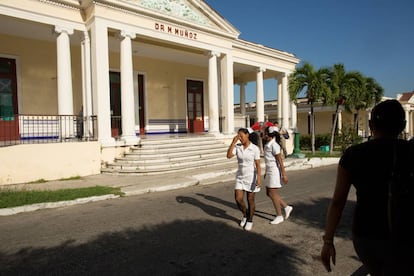 Enfermeiras caminham entre os edifícios do Hospital Salvador Allende. Todos os alunos norte-americanos da ELAM realizam seus estudos do terceiro ao sexto ano de Medicina neste centro.