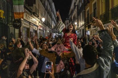 Jóvenes tras el toque de queda en el centro de Madrid, este viernes. Una noche más, los bares cercanos a la Puerta del Sol registran aglomeraciones pasadas las 23.00, una vez cumplido el toque de queda.