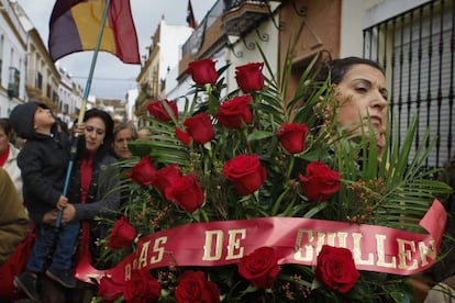 Women carry flowers and the Republican flag in remembrance of those assissinated in the Civil War. 