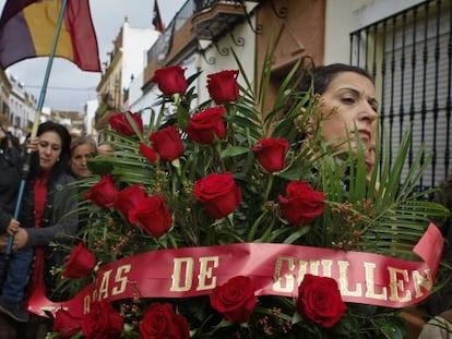 Women carry flowers and the Republican flag in remembrance of those assissinated in the Civil War. 