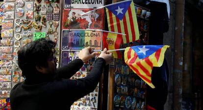 Esteladas y la bandera espa&ntilde;ola en una tienda de Barcelona.