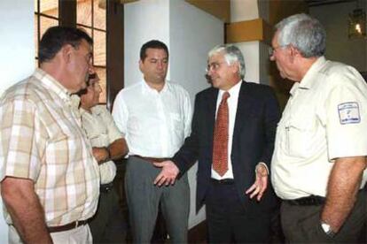 El presidente Barreda conversa con varios agentes medioambientales tras el pleno de las Cortes regionales.