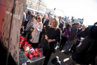 La presidenta de la Fundación Víctimas del Terrorismo, Mar Blanco (c), deposita un clavel en el homenaje en recuerdo de las víctimas de los atentados del 11-M, en la estación de Atocha.