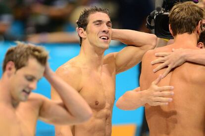 Phelps después de su última carrea olímpica con sus compañeros de equipo en la modalidad de 4x100 metros.