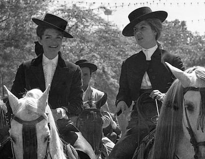 Sevillana de corazón, siempre que podía se paseaba por la Feria de Abril. Y con toda la parafernalia. Fue la anfitriona de Jackie Kennedy en el año 1966 para enseñarle todos los detalles de fiesta andaluza.