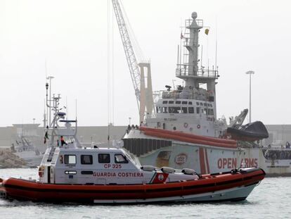 El barco de la ONG Proactiva Open Arms, en el puerto de Pozzallo.