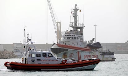 El vaixell de l'ONG Proactiva Open Arms, al port de Pozzallo.