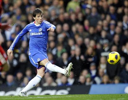 Torres ha tirado a puerta por primera vez a los pocos minutos de partido. El disparo se ha ido fuera a pocos centímetros de la escuadra de la portería que defiende Reina.