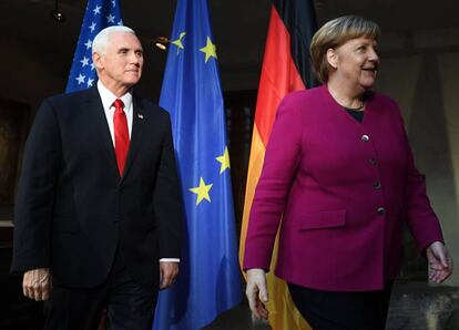 Angela Merkel, con el vicepresidente de EE UU, Mike Pence, en la Cumbre de Múnich.