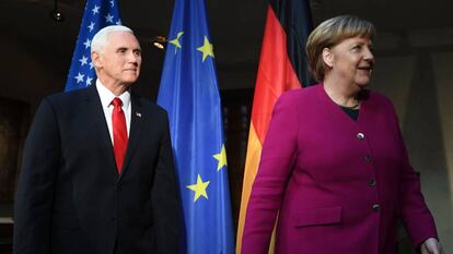 Angela Merkel, con el vicepresidente de EE UU, Mike Pence, en la Cumbre de Múnich.