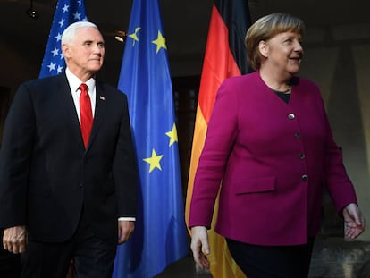 Angela Merkel, con el vicepresidente de EE UU, Mike Pence, en la Cumbre de Múnich.