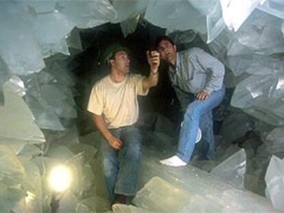 Dos técnicos admiran las formaciones de cristales en la geoda de Pulpí, en Almería.