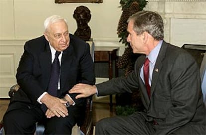 El primer ministro israelí, Ariel Sharon, departe con el presidente de EE UU, George Bush, en la Casa Blanca.