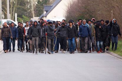 Varios hombres cargan palos en un enfrentamiento cerca de de Calais (Francia), este jueves.