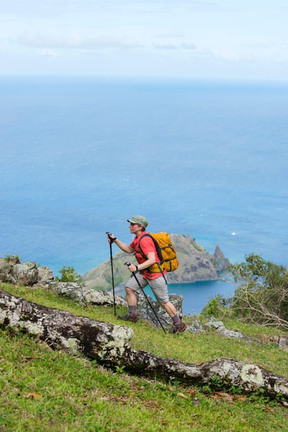 Una excursionista en el tramo 1 del Waitukubuli National Trail, en Dominica.