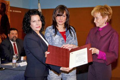 Teresa Fernández de la Vega entrega el reconocimiento del poeta Miguel Hernández a su nuera y a su nieta, en 2010.