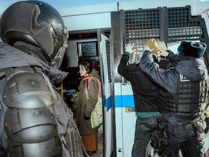 La policía rusa detiene en Moscú a ciudadanos que se manifiestan contra la guerra, el 6 de marzo.