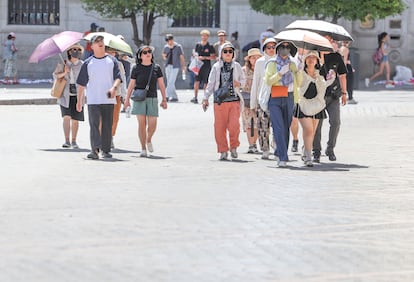 Turistas en la zona de la catedral de Sevilla, este viernes.