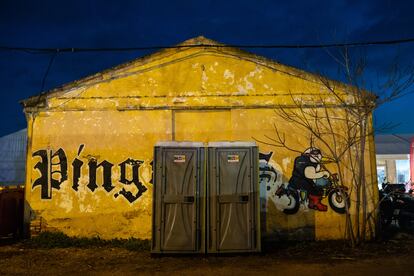 Mural de Pingüinos en una fachada en Valladolid.