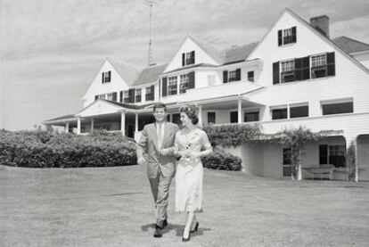 John Kennedy y Jacqueline Bouvier en Hyannis Port, después de anunciar su compromiso matrimonial el 10 de septiembre de 1953.