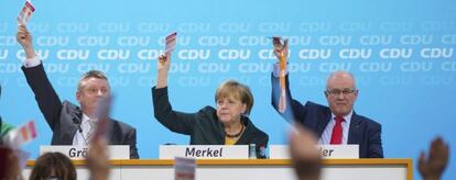 La canciller Angela Merkel vota a favor de la coalición.
