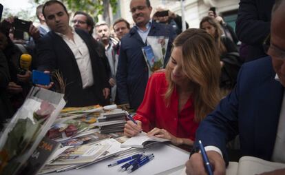 Cayetana Álvarez de Toledo, número 1 del PP al Congreso por Barcelona, ha estado regalando ejemplares firmados de la Constitución en la esquina de Rambla de Catalunya con Gran Via.